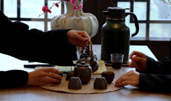 喝茶养生：晚间助眠茶的功效与选择